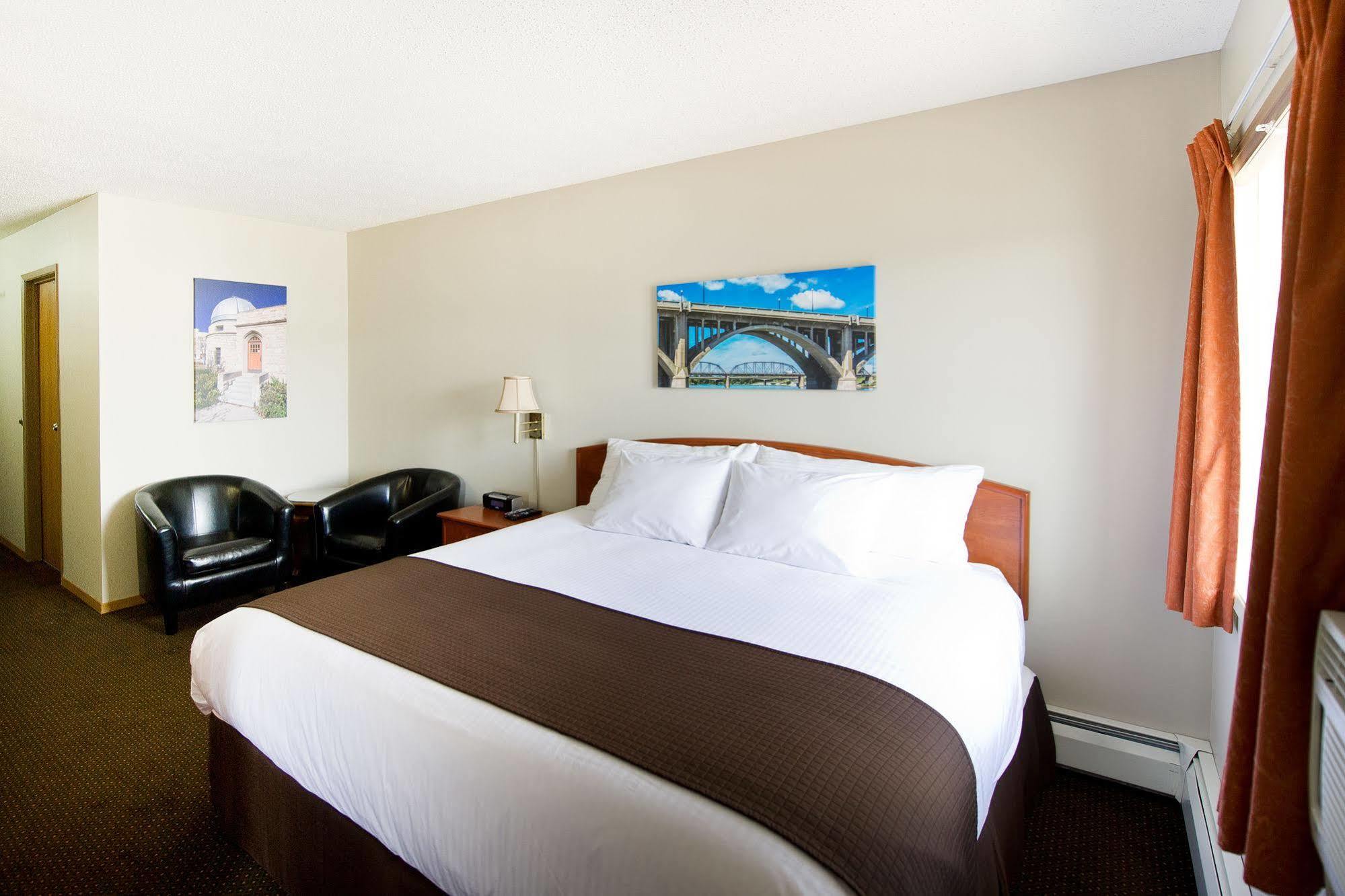 Riviera Motor Inn Saskatoon Bagian luar foto